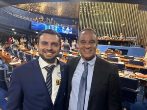 Diretor de Novos Negócios Marcello Cabral e o especialista em hidrogênio verde, André Themoteo acompanharam a votação no Congresso